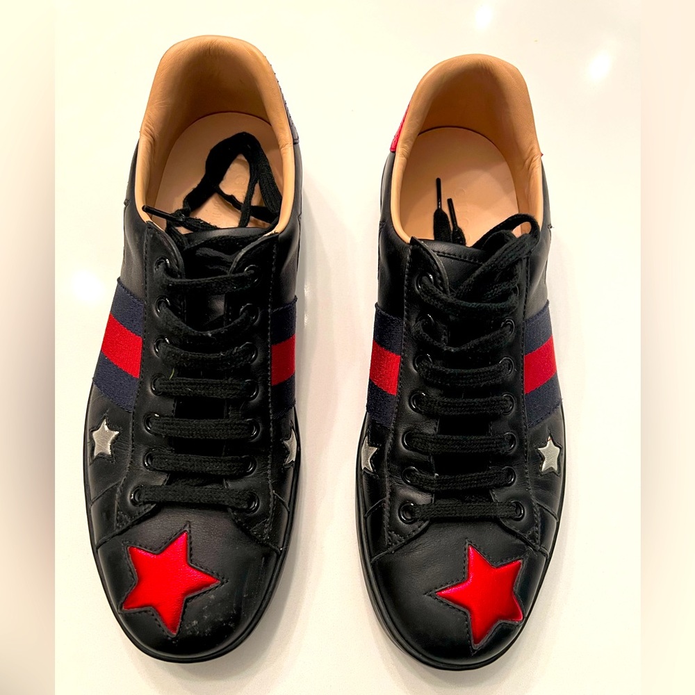 Men’s Gucci black leather Ace metallic stars low top sneakers. AUTHENTIC